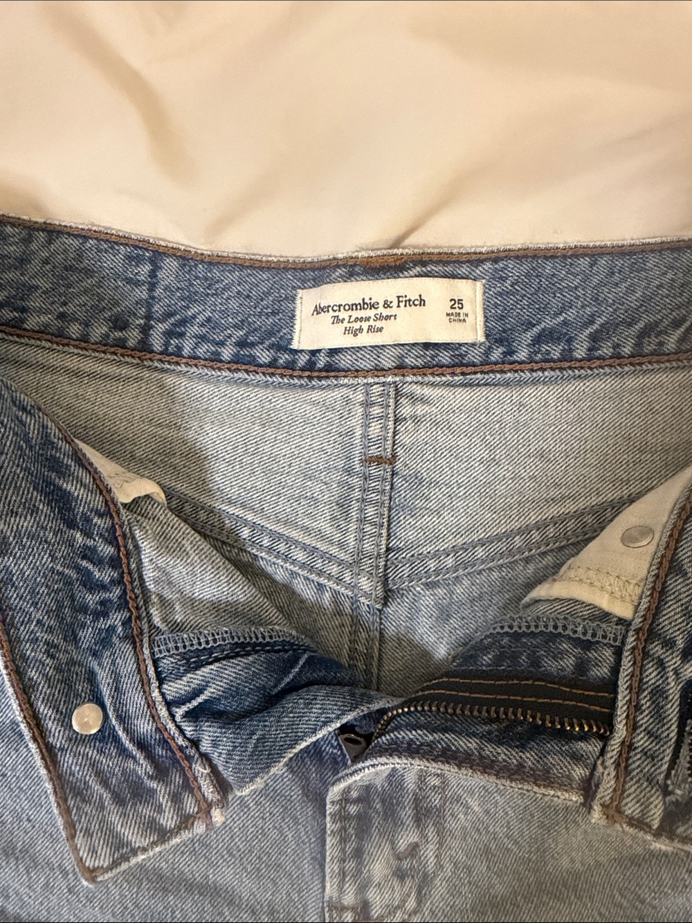 A&F High Rise Loose Short - Picture 3 of 3